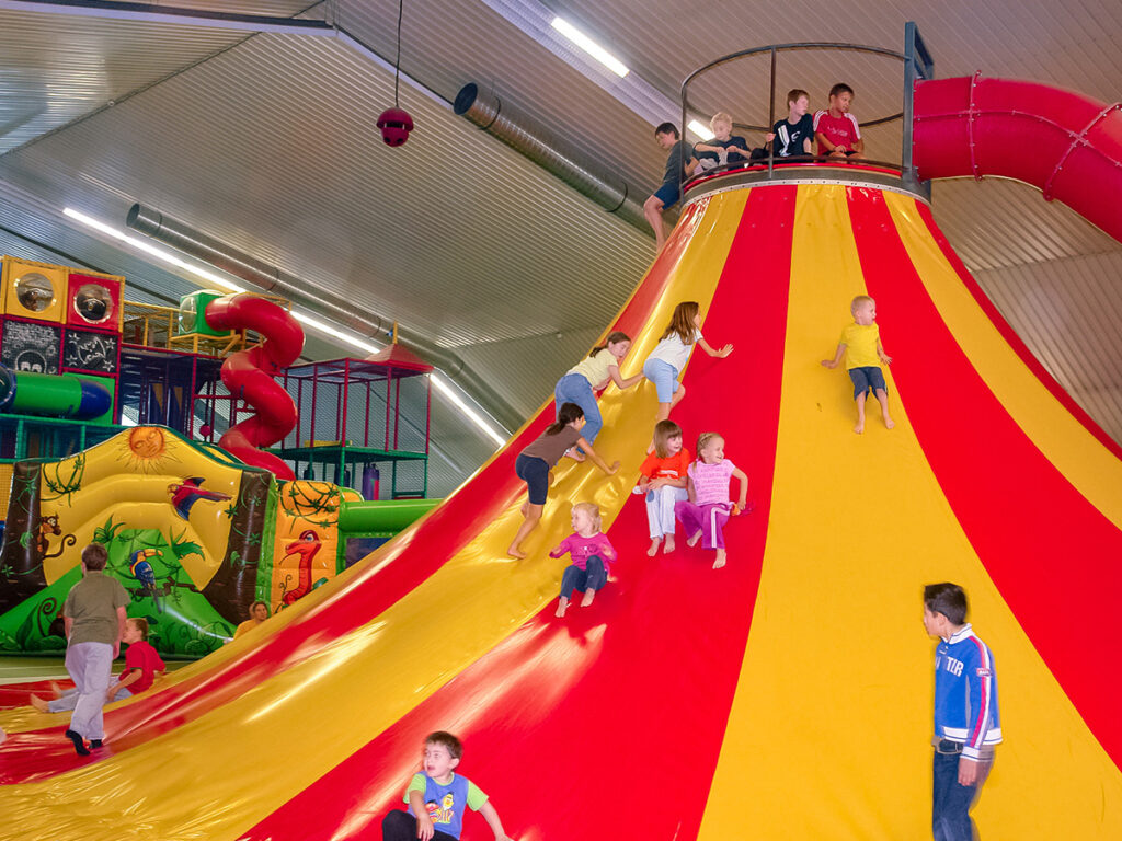 Kinder spielen auf Klettervulkan